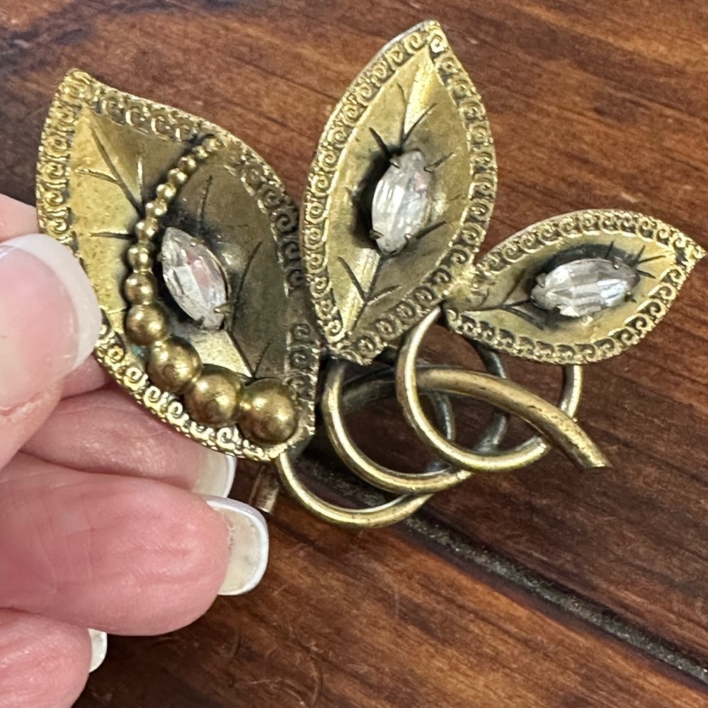 Vintage leaf pin